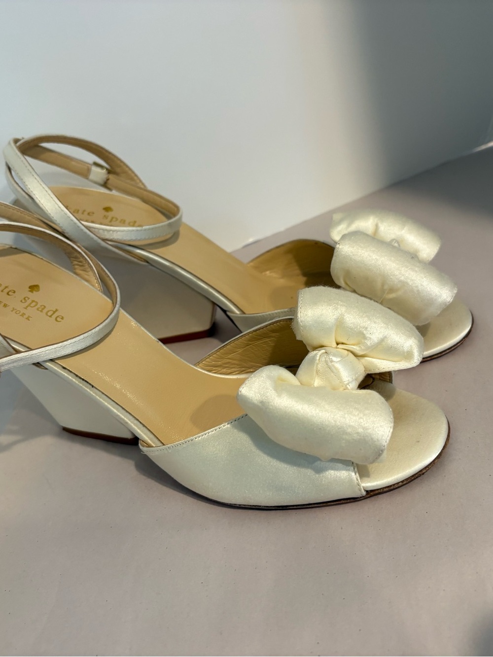 Kate Spade Iberis Heel Bow Top in Ivory. Size 9